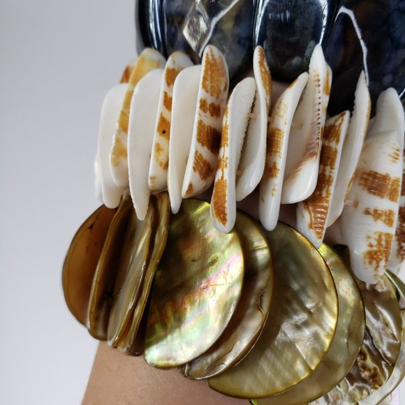 4 Assorted Shell and Similar Beaded Bracelets - Picture 3 of 10